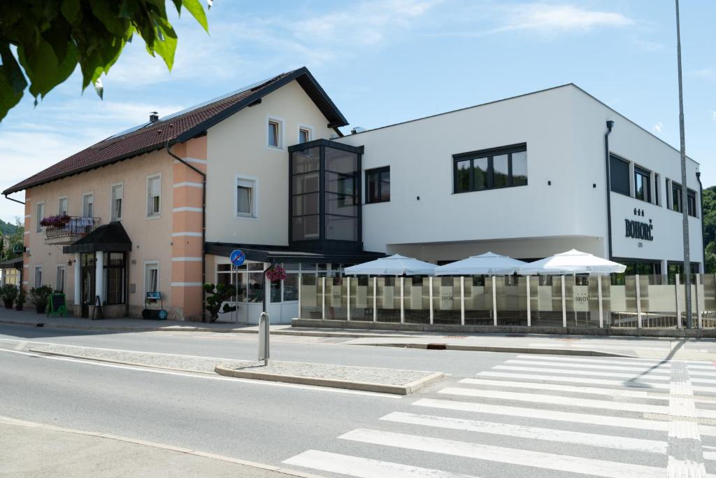 Jedilnica Gostišča Bohorč v topli dnevni svetlobi